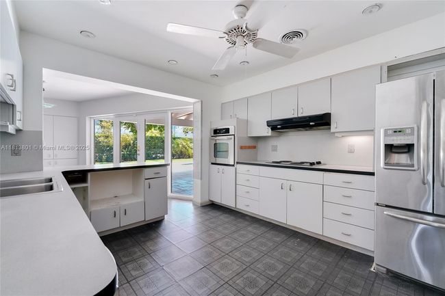 12305 Sw 73 Rd Ave, House other with 4 bedrooms, 3 bathrooms and null parking in Pinecrest FL | Image 12