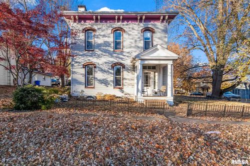 203 W Sheridan Rd, Petersburg, IL, 62675-1351 | Card Image