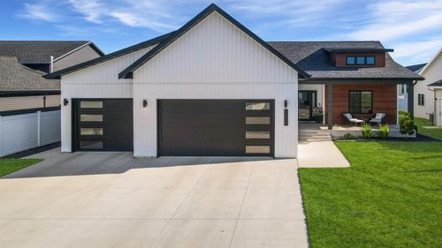 1608 Woodlands Way Se, Minot, ND, 58701-7679 | Card Image