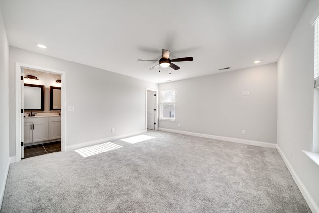 Neutral colors throughout. | Image 27