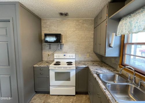 700 N 22nd St, Bismarck, ND, 58501-4811 | Card Image