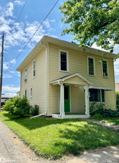 409 N Court Street, Home with 3 bedrooms, 1 bathrooms and 2 parking in Fairfield IA | Image 2