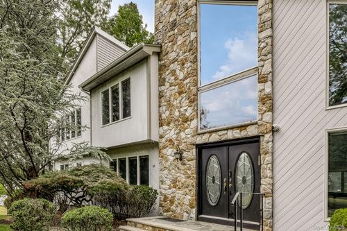 14 S Post Ln, Airmont, NY, 10952-3837 | Card Image