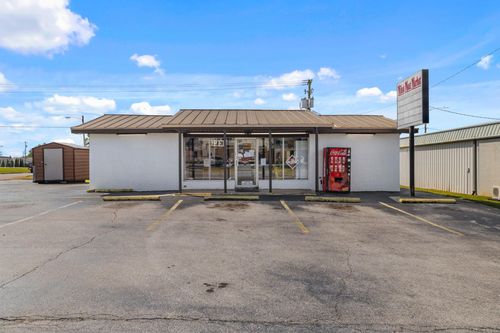 1012 Avalon Ave, Muscle Shoals, AL, 35661-2402 | Card Image