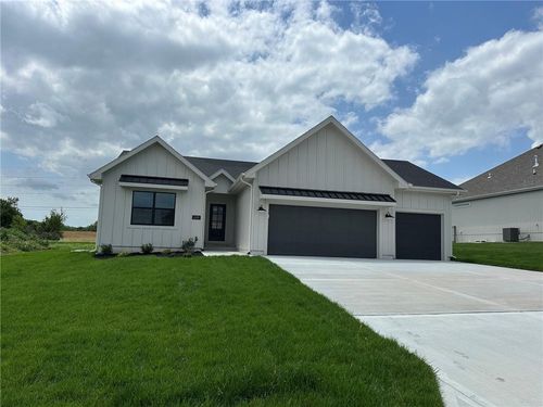2225 Sw Heartland Ct, Lee's Summit, MO, 64082-2318 | Card Image