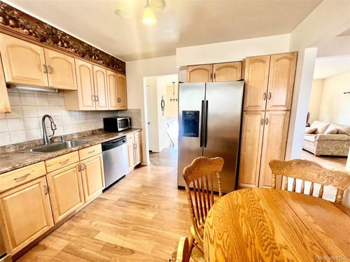 366 Carvel Ave, Cedarhurst, NY, 11516-1422 | Card Image