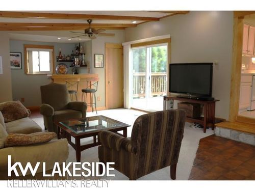 1092 Shenandoah Dr, Clawson, MI, 48017-1036 | Card Image