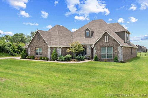 8104 N 154th East Ave, Owasso, OK, 74055-8765 | Card Image