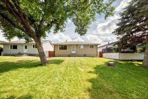 3238 32a Ave Se, Calgary, AB, T2B0J5 | Card Image