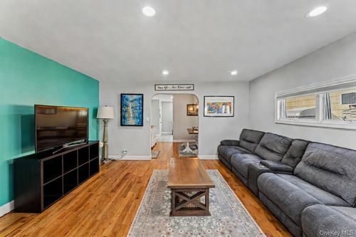 68 Putnam Ave, Valley Stream, NY, 11580-3223 | Card Image