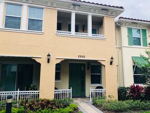 2950 St Thomas Dr, Hollywood, FL, 33024-8570 | Card Image