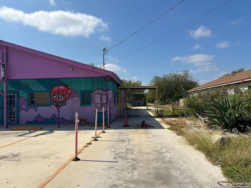 613 Evans St, Uvalde, TX, 78801-6016 | Card Image