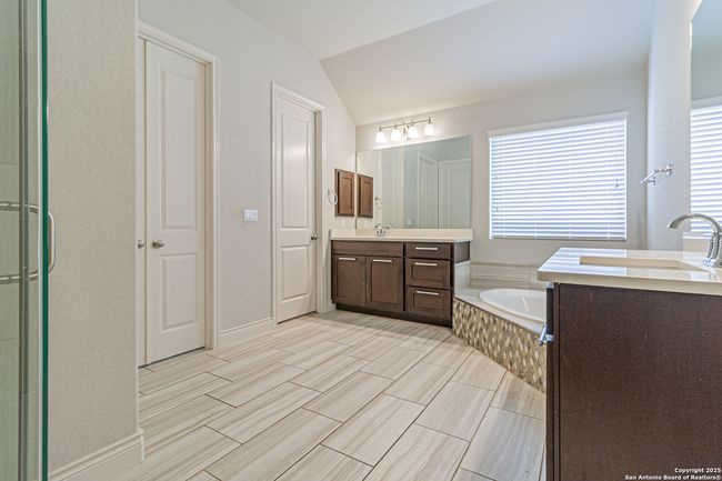 1239 Yaupon Loop, House other with 4 bedrooms, 3 bathrooms and null parking in New Braunfels TX | Image 19