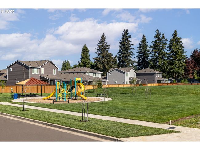 15209 Se Towers Ter, House other with 3 bedrooms, 3 bathrooms and 2 parking in Milwaukie OR | Image 33