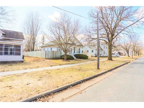 522 E Walnut St, River Falls, WI, 54022-2447 | Card Image