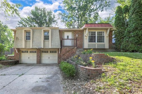 1108 Nw Canterbury Rd, Blue Springs, MO, 64015-2831 | Card Image