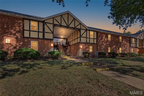1062 Woodgate Dr, Kirkwood, MO, 63122-2425 | Card Image