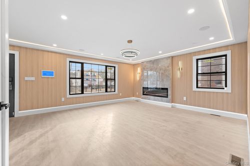 24917 147th Rd, Rosedale, NY, 11422-2429 | Card Image