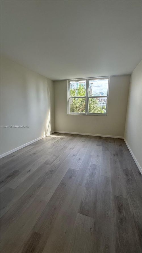 211-300 Bayview Dr, Sunny Isles Beach, FL, 33160-4773 | Card Image