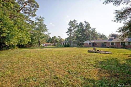 300 Sherman Ct, Ortonville, MI, 48462-8621 | Card Image