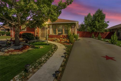 922 Hannah Way, Dallas, TX, 75253-5710 | Card Image