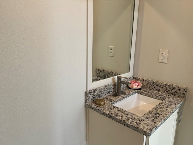 Full guest bath in the guest house | Image 32