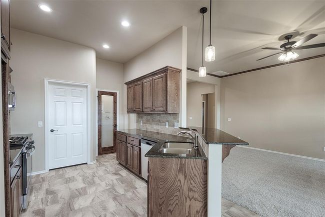 2024 W Black Powder Way, House other with 4 bedrooms, 2 bathrooms and null parking in Mustang OK | Image 9