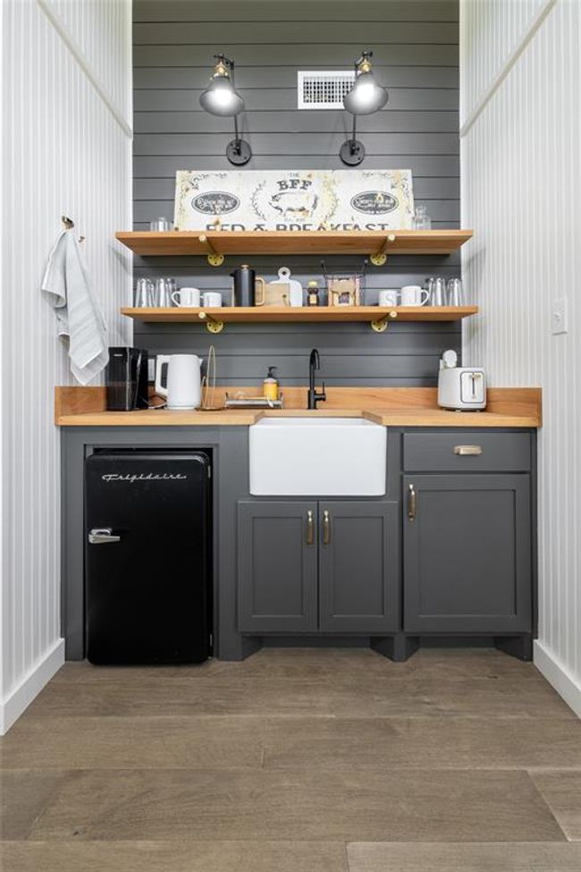 Kitchenette in Guest Home or Office | Image 20