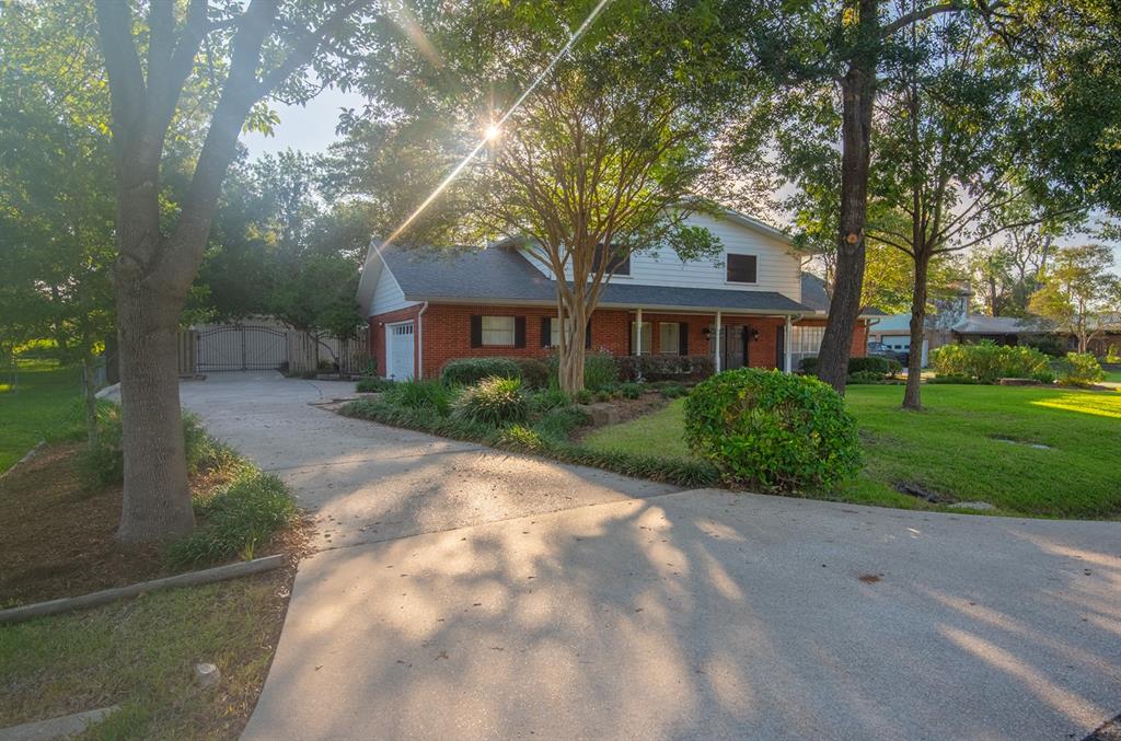 Rolling Wood Rd, Baytown, TX 77520