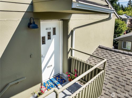 4818 Terrace Dr Ne, Seattle, WA, 98105-3924 | Card Image