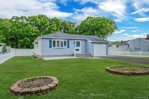 34 Stewart St, Bay Shore, NY, 11706-2722 | Card Image