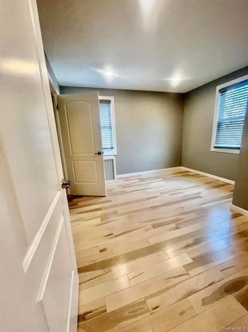 118 Sheridan Ave, Williston Park, NY, 11596-2312 | Card Image