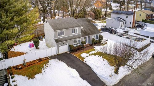 111 Aspen Rd, Kings Park, NY, 11754-3202 | Card Image