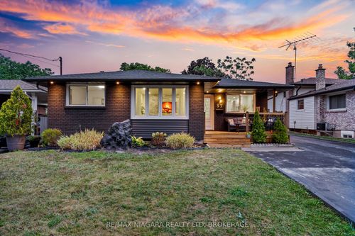 57 Woodrow St, Saint Catharines, ON, L2P2A4 | Card Image