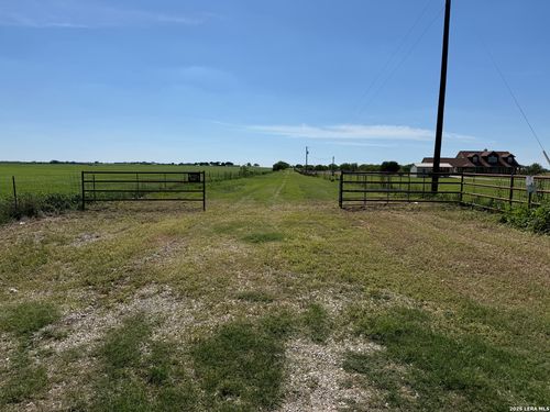 16293 Fm 472, Bigfoot, TX, 78005 | Card Image