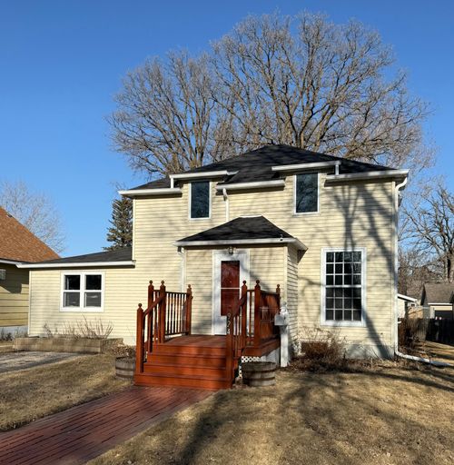924 Knight Ave N, Thief River Falls, MN, 56701-1524 | Card Image