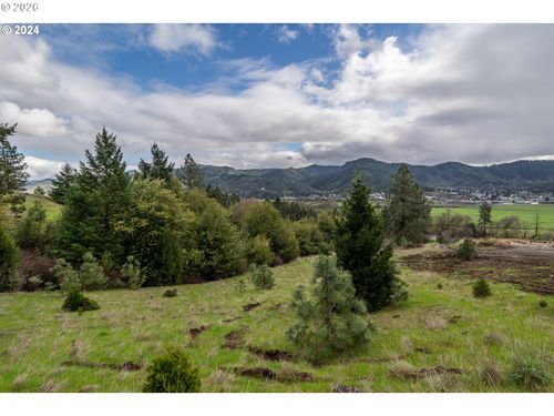 1955 Weaver Rd, Myrtle Creek, OR, 97457-8704 | Card Image