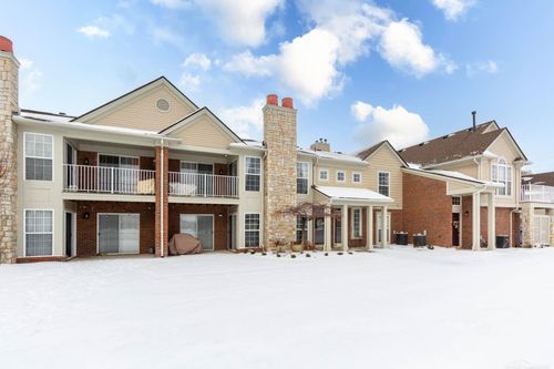 52196 Naugatuck Dr, Macomb, MI, 48042-3842 | Card Image