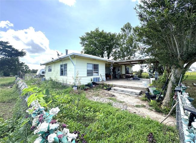 1435 Shaws Bend Rd, Home with 3 bedrooms, 2 bathrooms and null parking in Columbus TX | Image 4