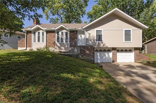323 Sw Gladstone Dr, Blue Springs, MO, 64014-3917 | Card Image