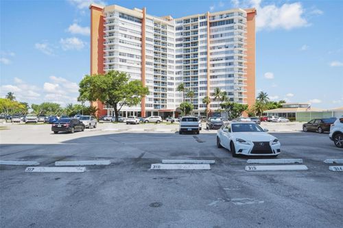 326w-1301 Ne Miami Gardens Dr, Miami, FL, 33179-4790 | Card Image