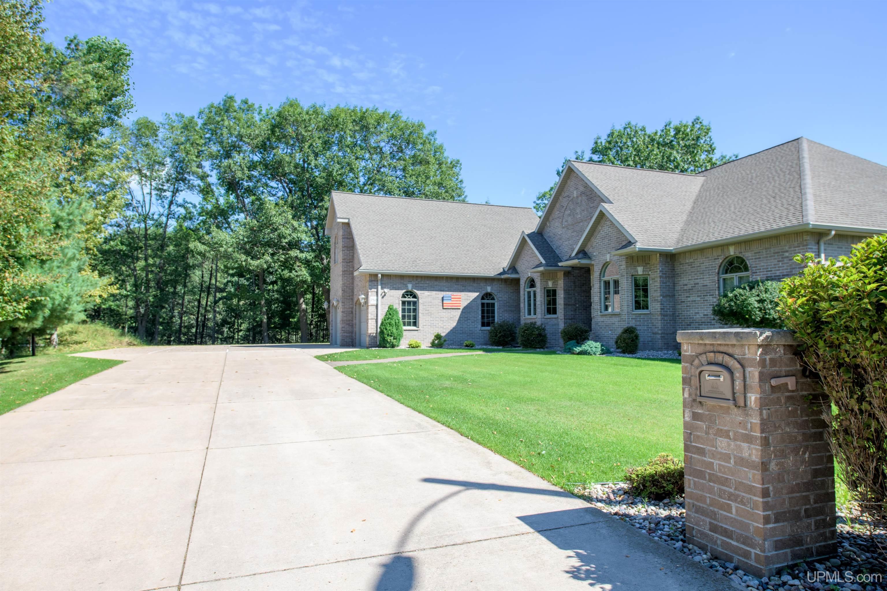 Lake Bluff 19.4 Rd, Gladstone, MI 49837