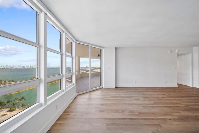 APT-402 - 555 Ne 34 Th St, Condo with 2 bedrooms, 2 bathrooms and null parking in Miami FL | Image 5