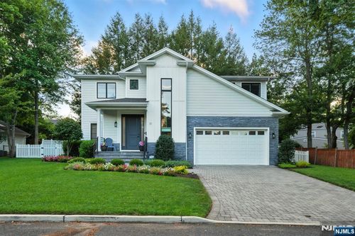 31 Holly Ln, Cresskill, NJ, 07626-1109 | Card Image
