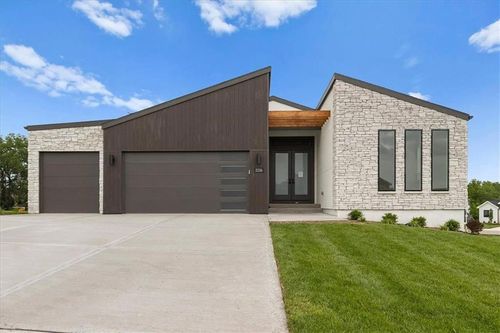 2226 Sw Crown Dr, Lee's Summit, MO, 64082-4221 | Card Image