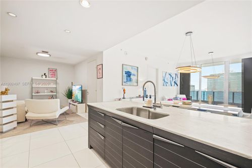 5009-200 Biscayne Boulevard Way, Miami, FL, 33131-2166 | Card Image