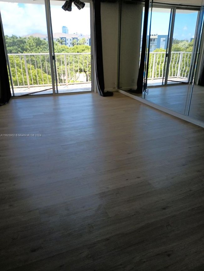 L - 500 Executive Center Dr, Condo with 1 bedrooms, 1 bathrooms and null parking in West Palm Beach FL | Image 12