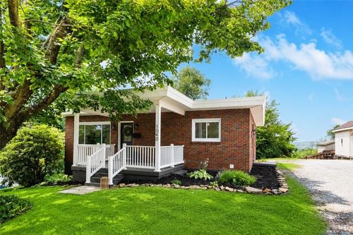 1040 Summit Dr, Greensburg, PA, 15601-4343 | Card Image