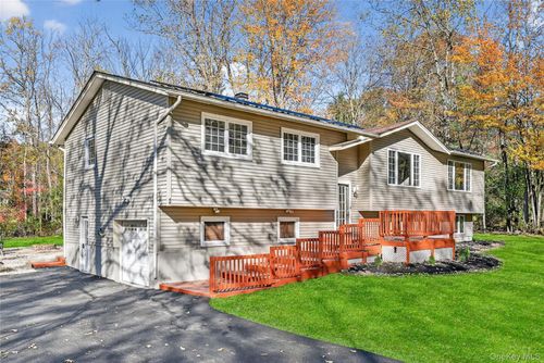 40 Clara Ave, New Windsor, NY, 12553-8704 | Card Image