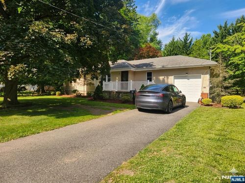 99 Knickerbocker Rd, Demarest, NJ, 07627-1402 | Card Image
